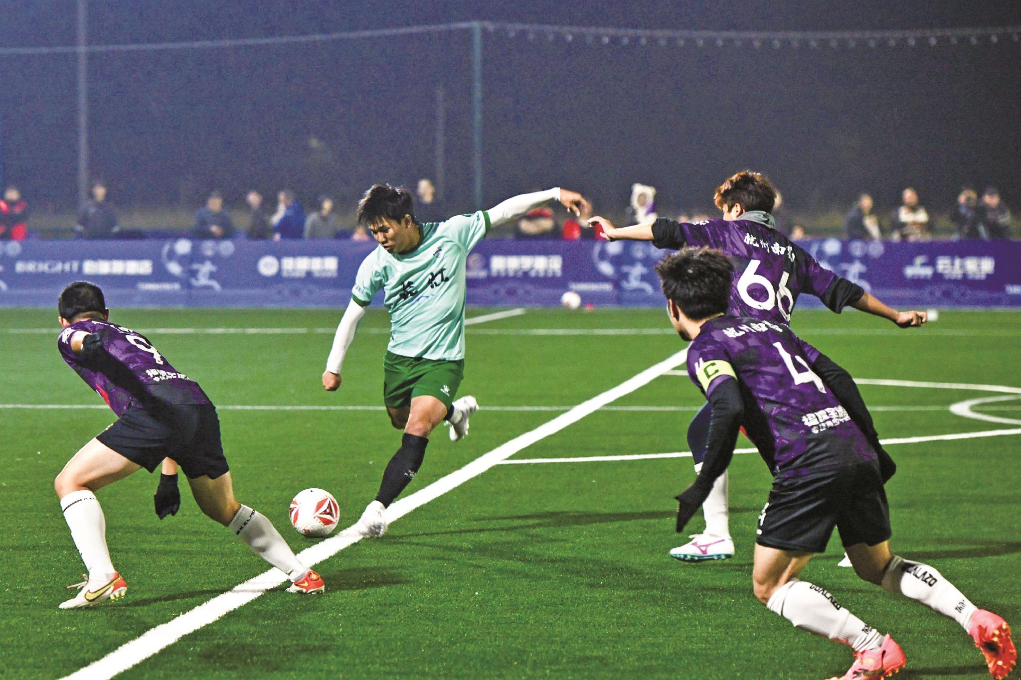 足球比赛硝烟弥漫，球队实力逐渐暴露的简单介绍